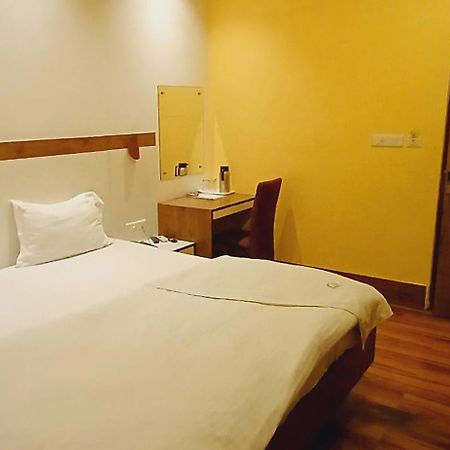 Shivam Hotel Varanasi - Near Kashi Vishwanath Temple With Parking And Lift Exterior photo