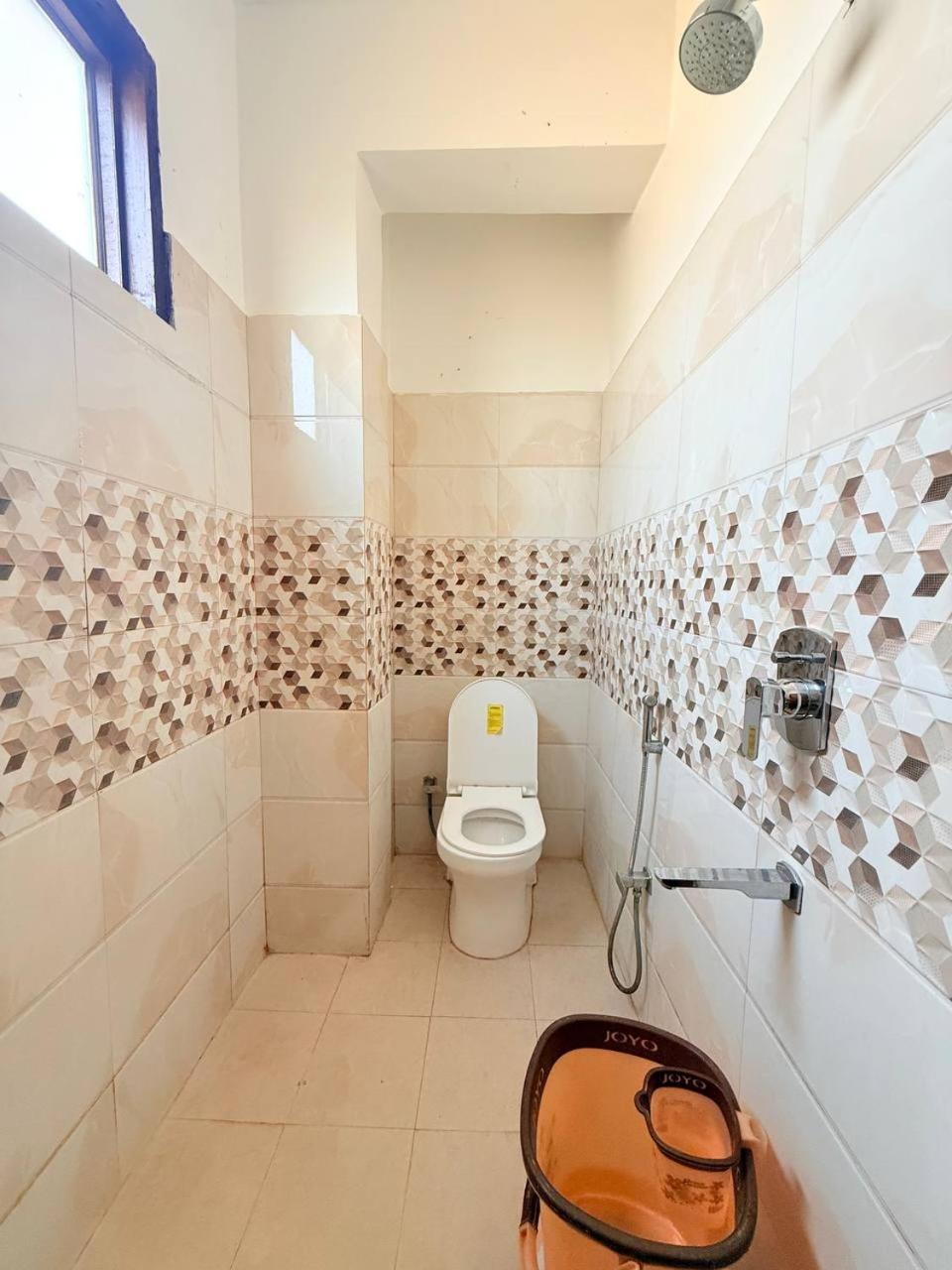 Shivam Hotel Varanasi - Near Kashi Vishwanath Temple With Parking And Lift Exterior photo