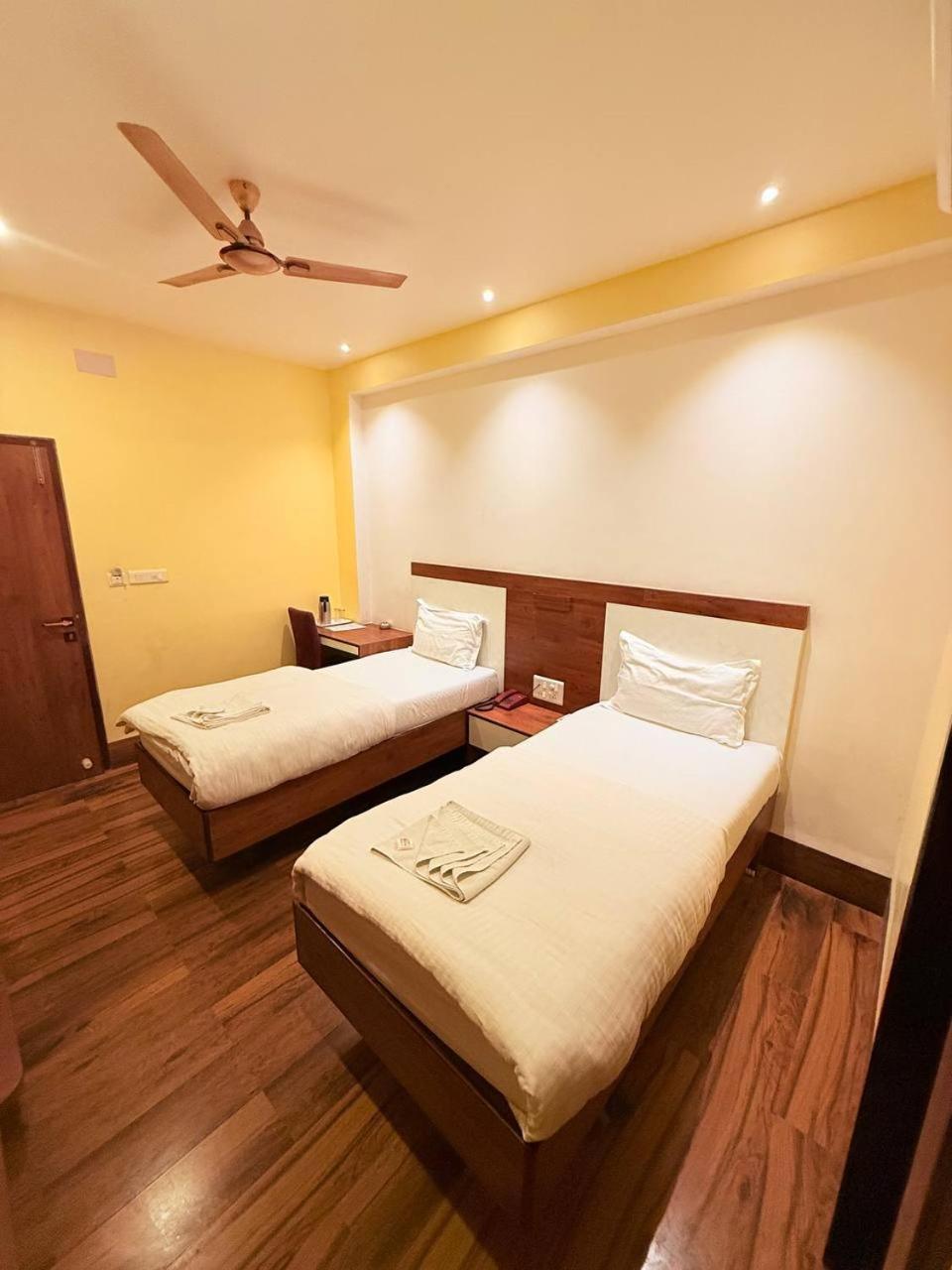 Shivam Hotel Varanasi - Near Kashi Vishwanath Temple With Parking And Lift Exterior photo