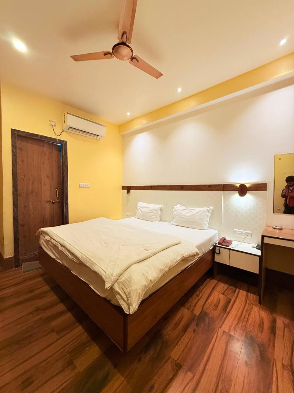 Shivam Hotel Varanasi - Near Kashi Vishwanath Temple With Parking And Lift Exterior photo