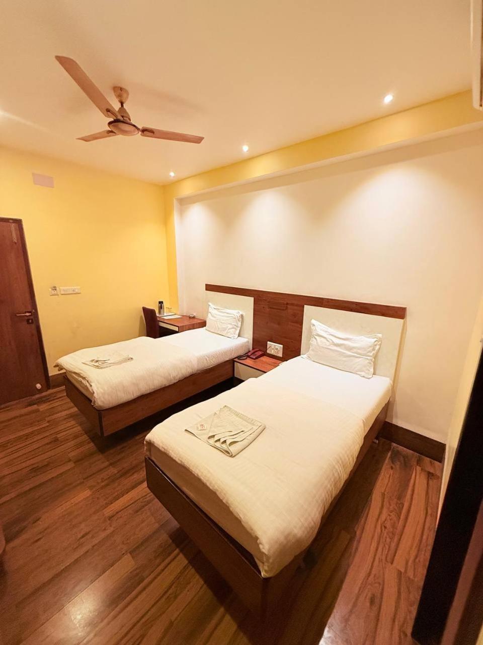Shivam Hotel Varanasi - Near Kashi Vishwanath Temple With Parking And Lift Exterior photo