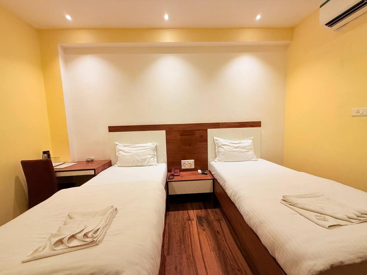 Shivam Hotel Varanasi - Near Kashi Vishwanath Temple With Parking And Lift Exterior photo