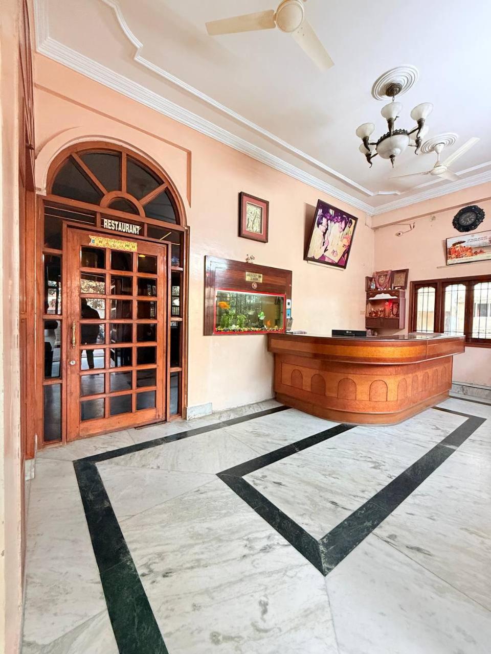 Shivam Hotel Varanasi - Near Kashi Vishwanath Temple With Parking And Lift Exterior photo