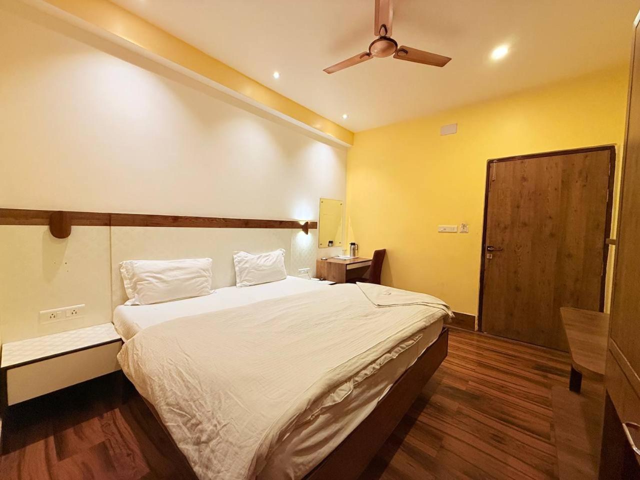 Shivam Hotel Varanasi - Near Kashi Vishwanath Temple With Parking And Lift Exterior photo