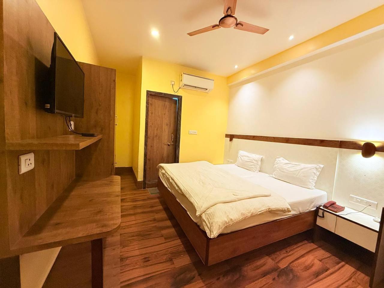 Shivam Hotel Varanasi - Near Kashi Vishwanath Temple With Parking And Lift Exterior photo