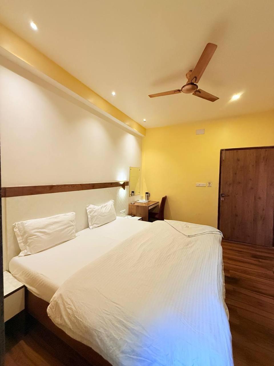 Shivam Hotel Varanasi - Near Kashi Vishwanath Temple With Parking And Lift Exterior photo