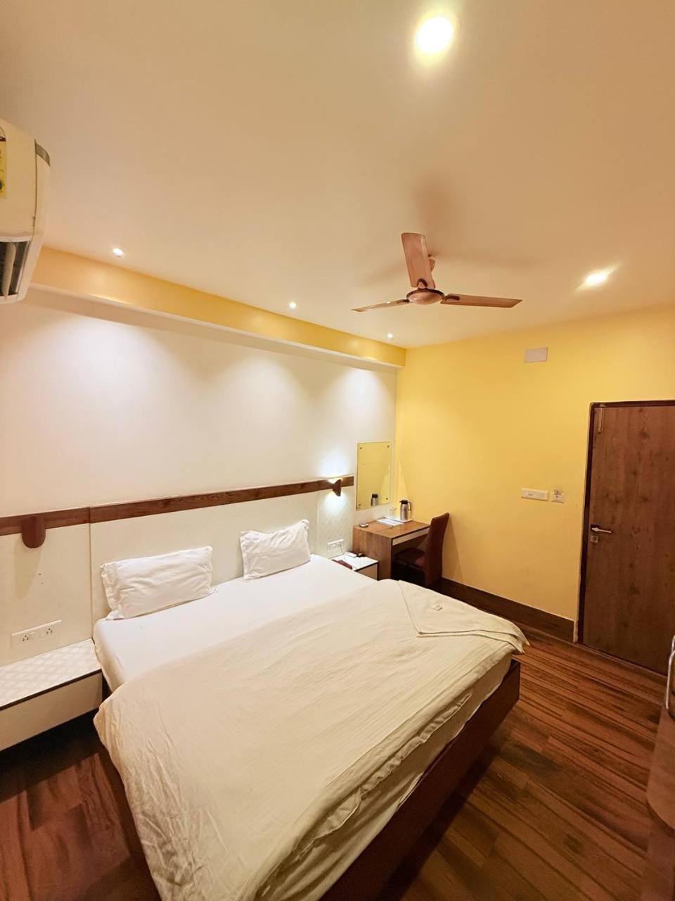 Shivam Hotel Varanasi - Near Kashi Vishwanath Temple With Parking And Lift Exterior photo