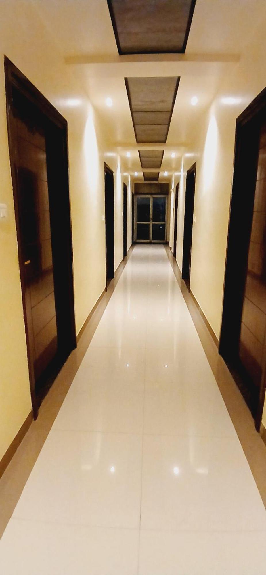 Shivam Hotel Varanasi - Near Kashi Vishwanath Temple With Parking And Lift Exterior photo